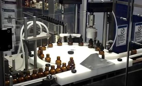 Máquina de llenado y sellado de aceite esencial líquido / Máquina tapadora de llenado de botellas de vidrio ámbar